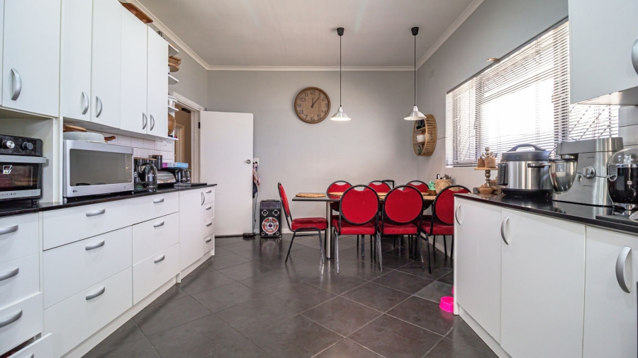 4 Bedroom Property for Sale in Gustrouw Western Cape